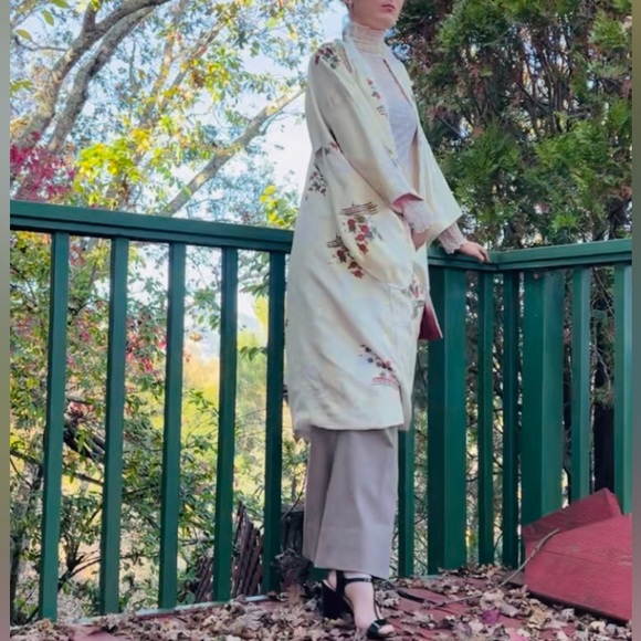 Vintage Silk Cropped Kimono Jacket Robe in Cream - Picture 12 of 13